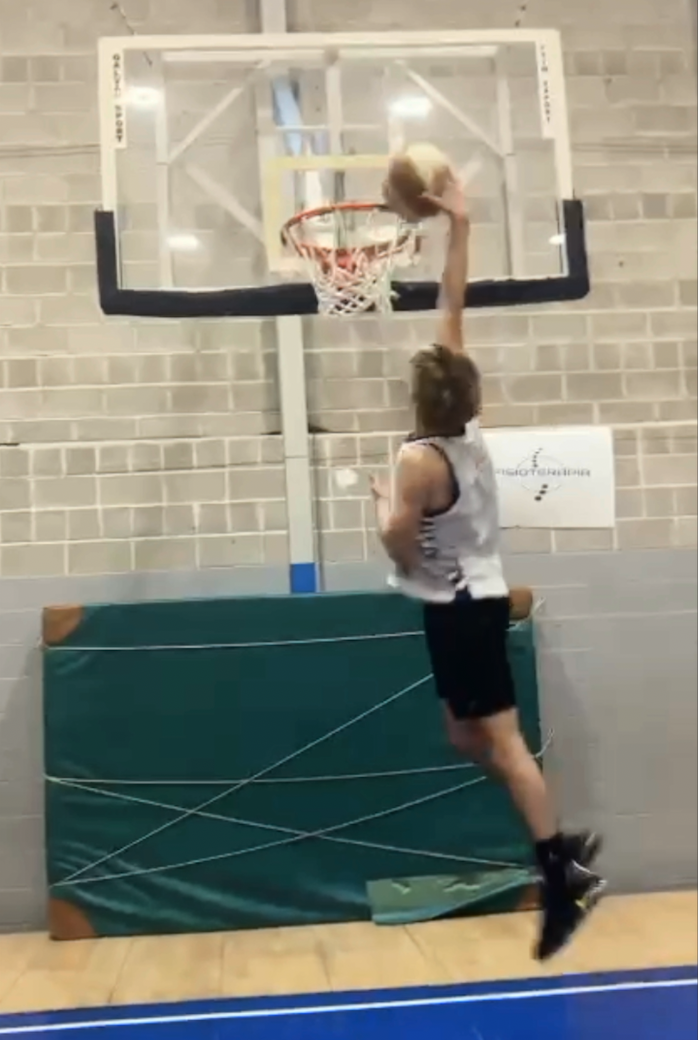 Tomeu intentando un mate de baloncesto